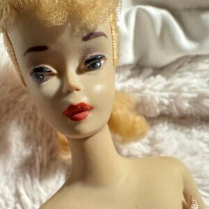 Vintage Barbie #3 Blonde Ponytail (1960) – Golden Girl Dress #911